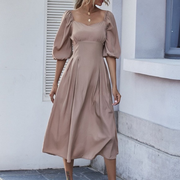 Dresses & Skirts - Khaki Sweetheart neck short sleeve midi dress